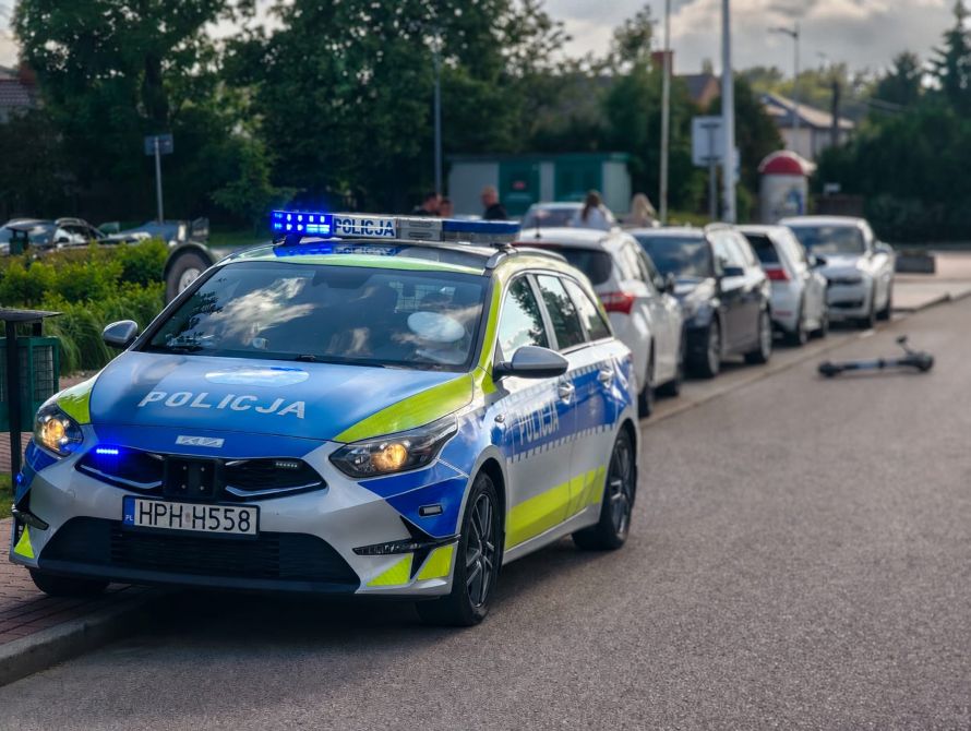 Jadący hulajnogą chłopiec uderzył w auto. Nastolatka przewieziono do szpitala